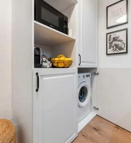 Spacious & Elegant 3 Bedroom *